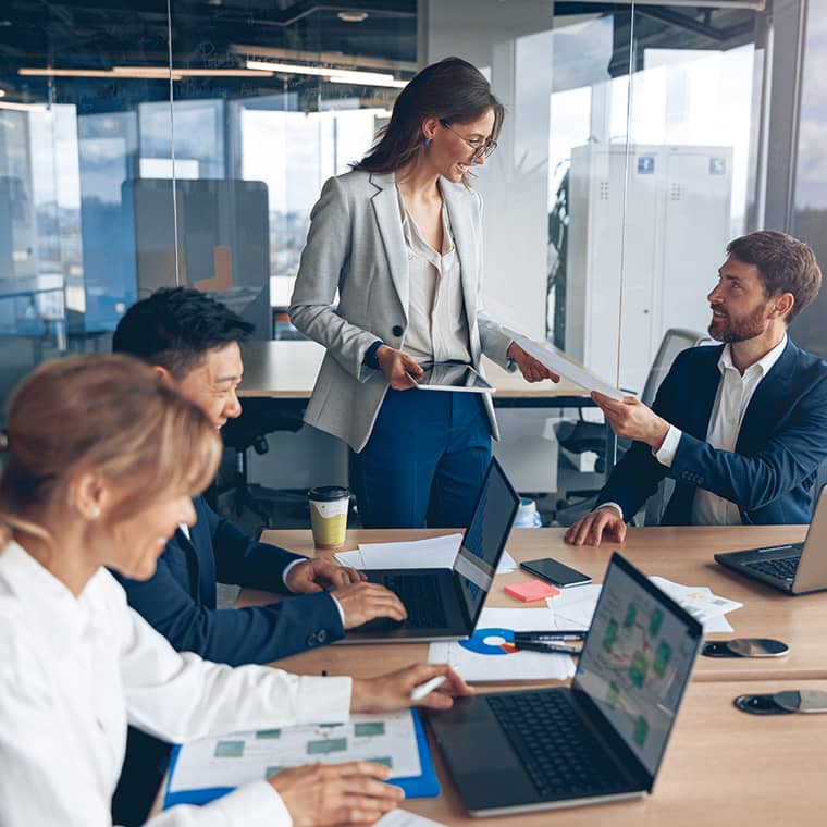 colegas de negocios que trabajan en la oficina con internet